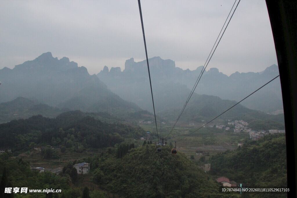 缆车视角下的山峦景致