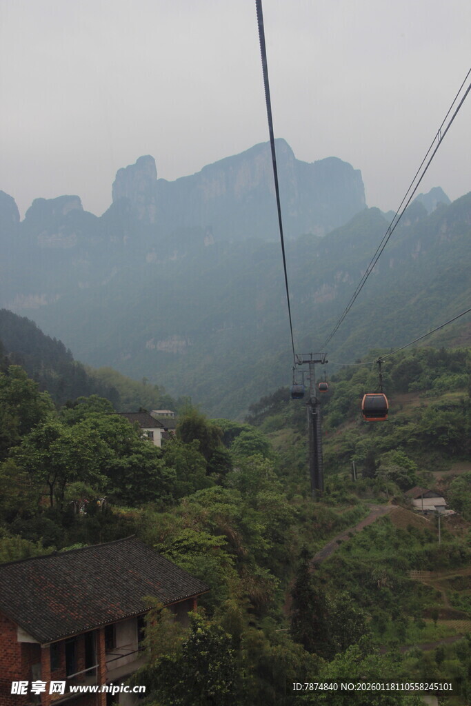 山间索道穿梭于青山之间