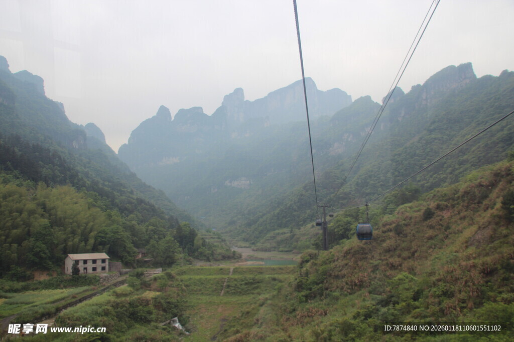 山间索道景色