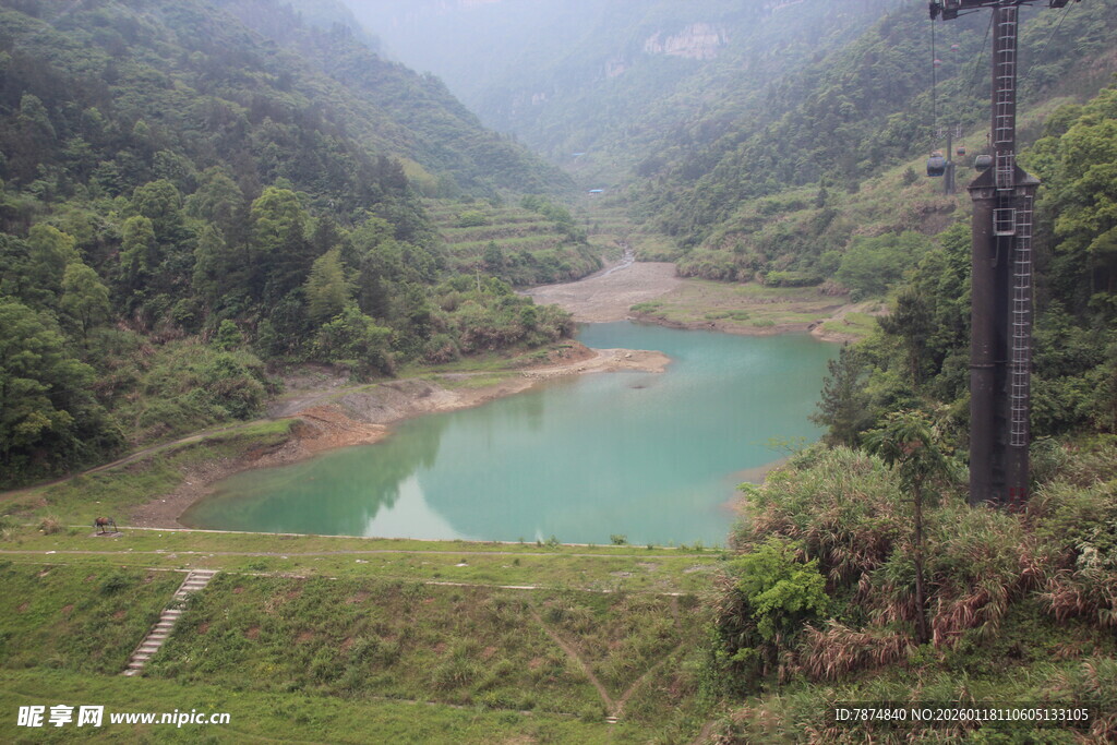 山间碧湖美景