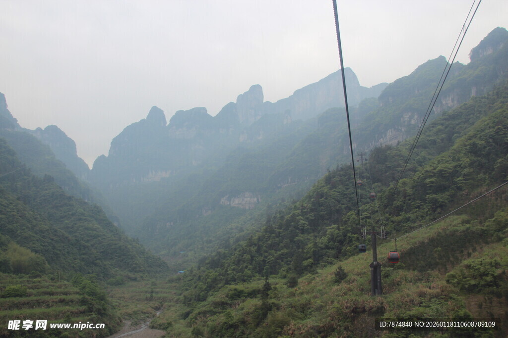 山间景色 绿意盎然的山谷