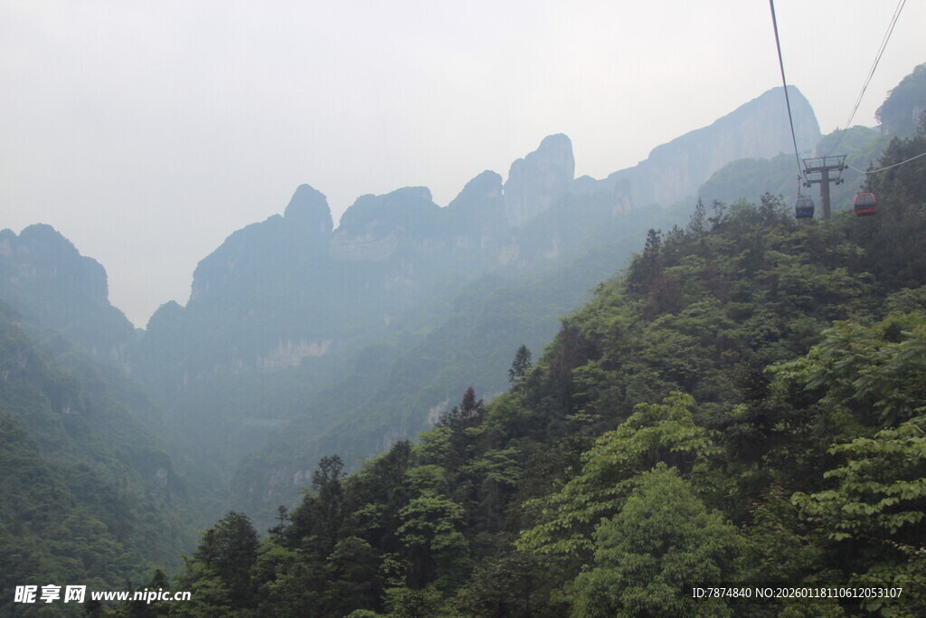 壮美山峦与葱郁植被景观