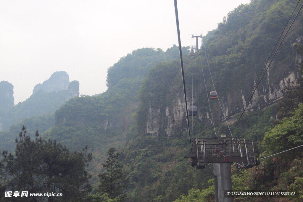 山间奇峰美景