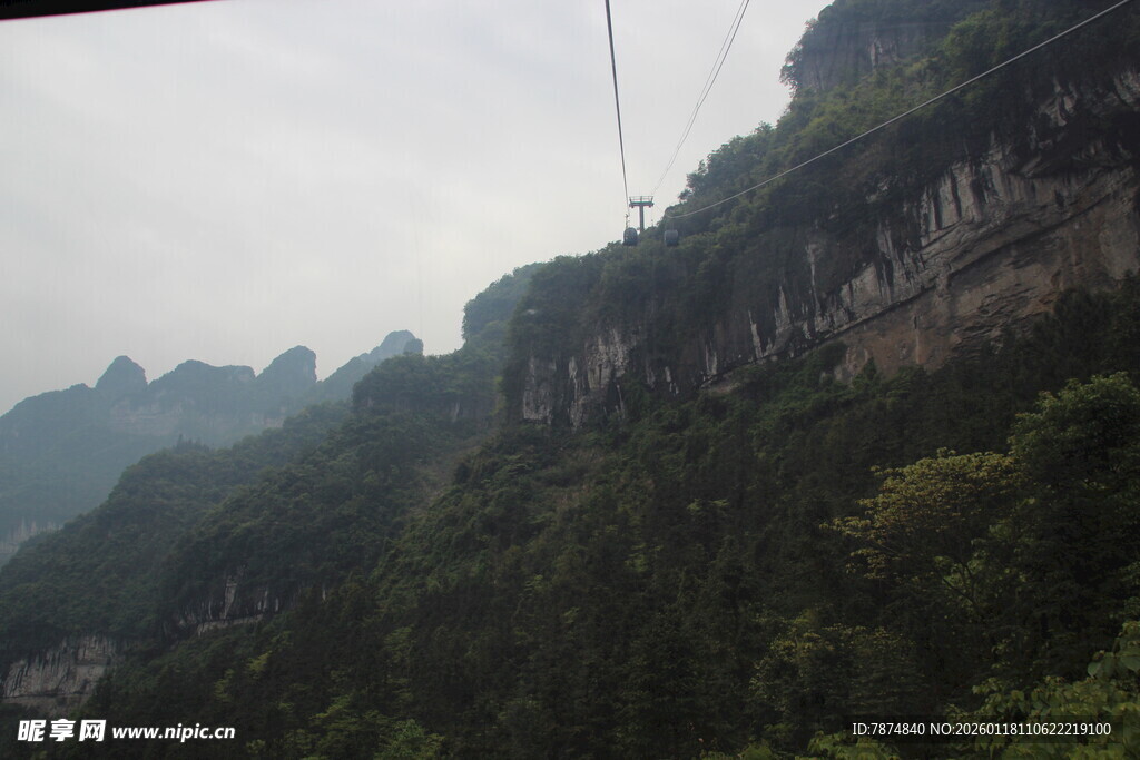 山间峭壁景色