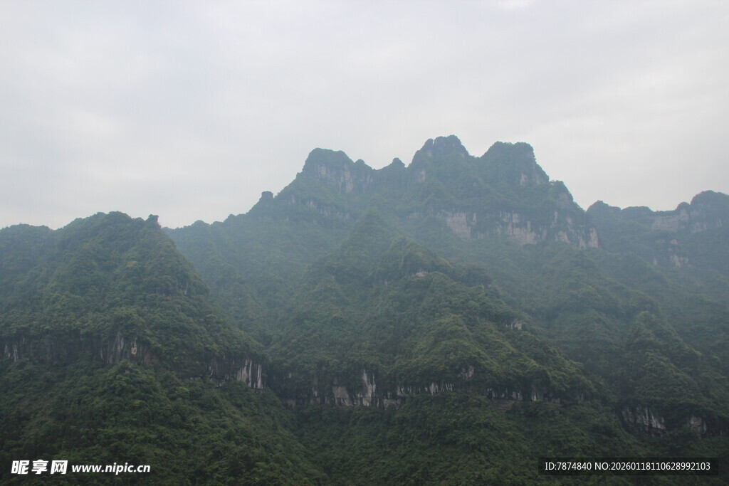云雾缭绕的翠绿山峦
