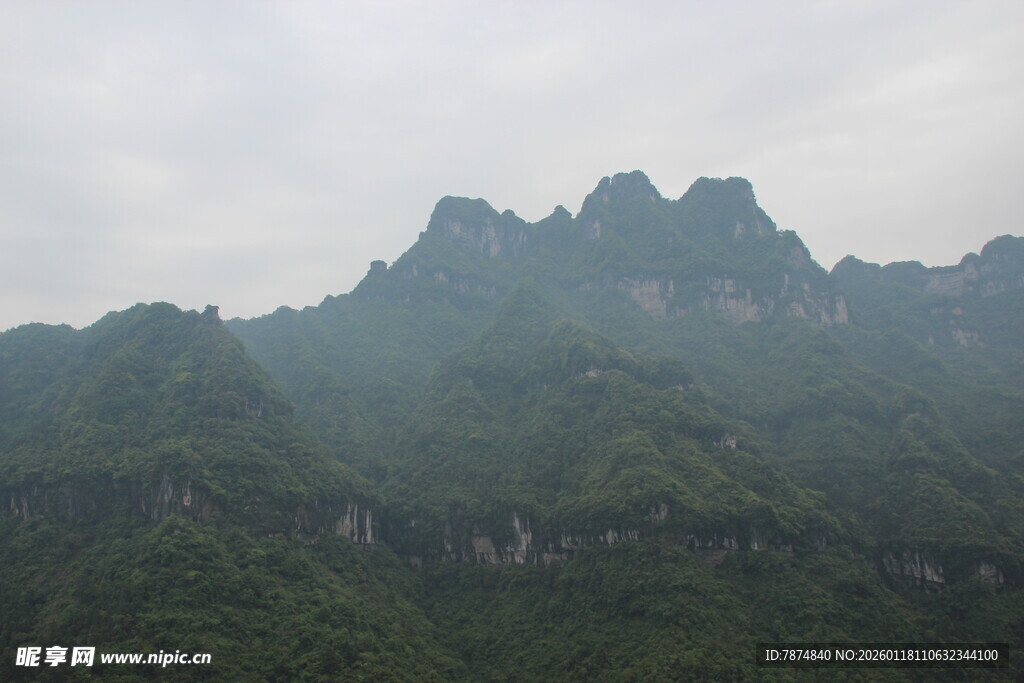 云雾缭绕的翠绿山峦