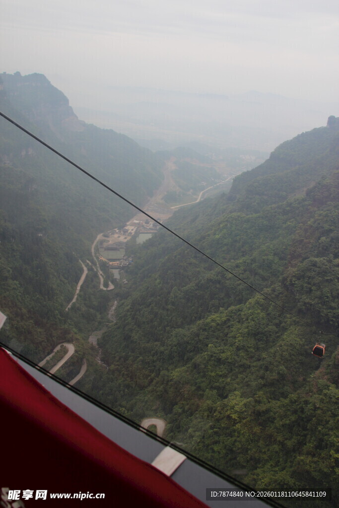 乘缆车俯瞰山间葱郁景色