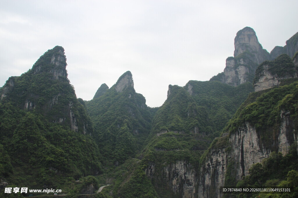 奇峰罗列的壮丽山景