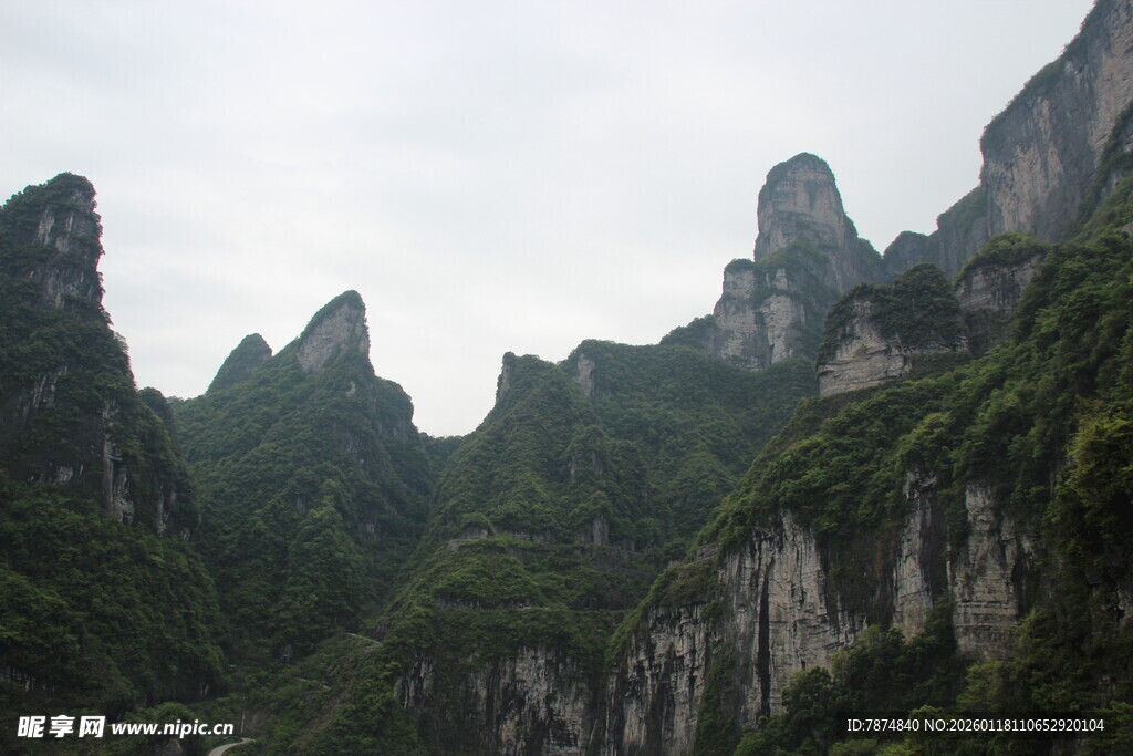 奇峰罗列的壮丽山景