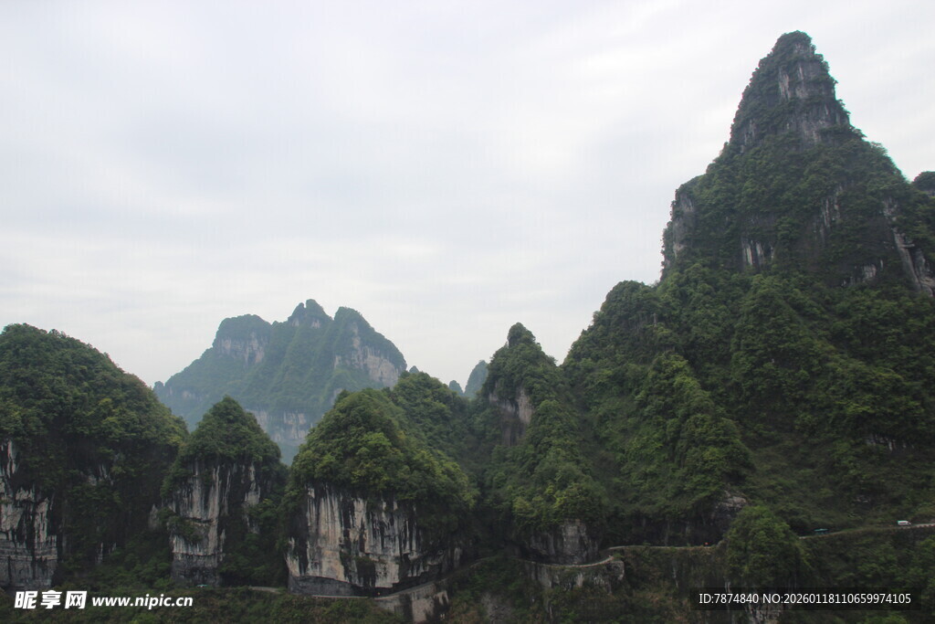 秀丽山峦 绿意盎然的景致