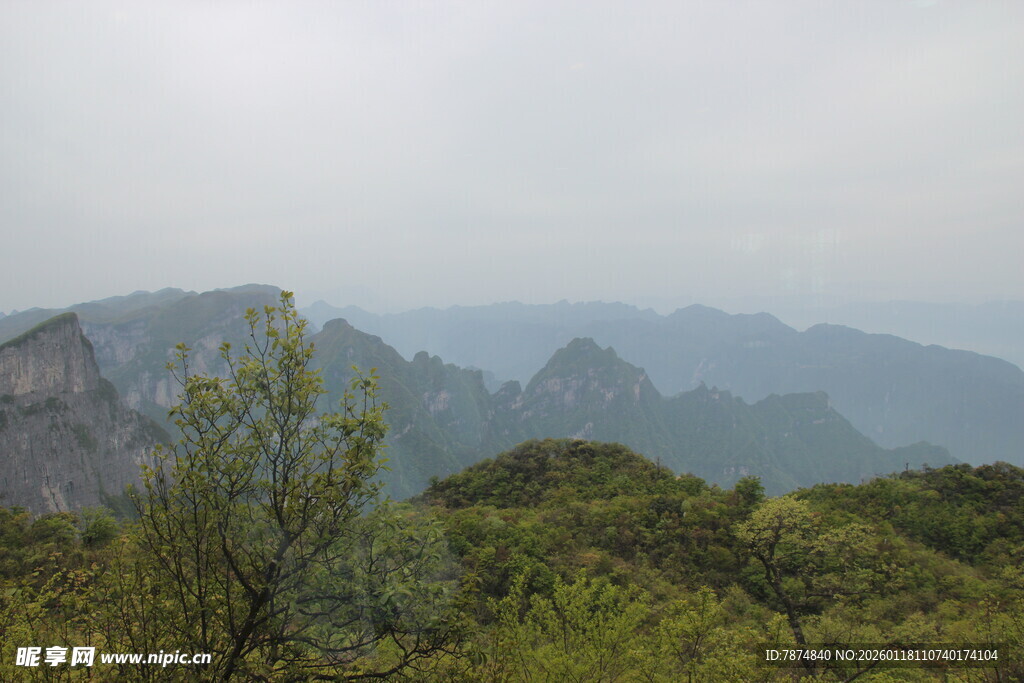 山间绿意 朦胧山峦景色
