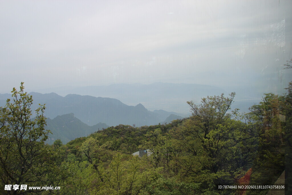 山间葱郁景致