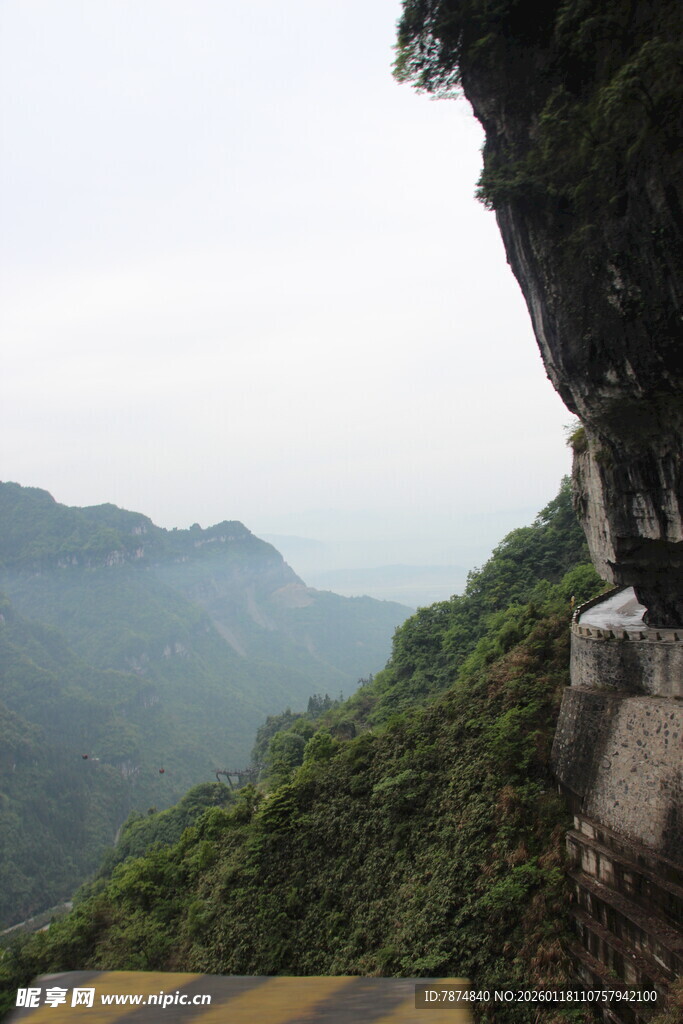 山间公路旁的壮丽自然景观