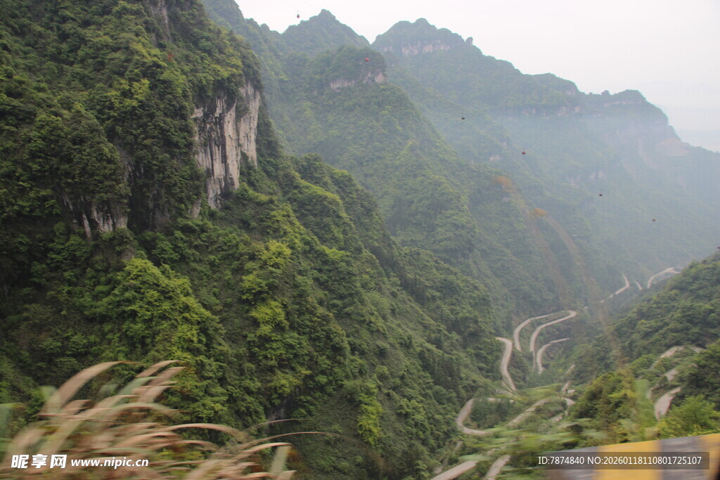山间公路蜿蜒于翠绿山峦