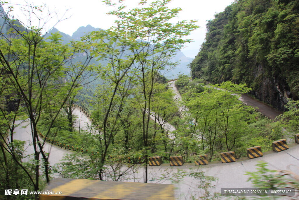 山间蜿蜒小路 绿树环绕