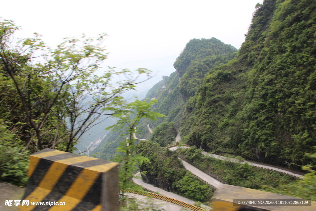 山间蜿蜒公路 绿意盎然