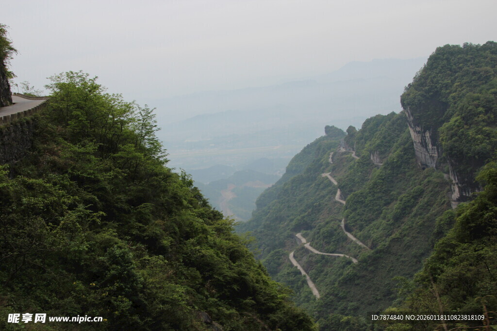 山间蜿蜒公路 绿意盎然