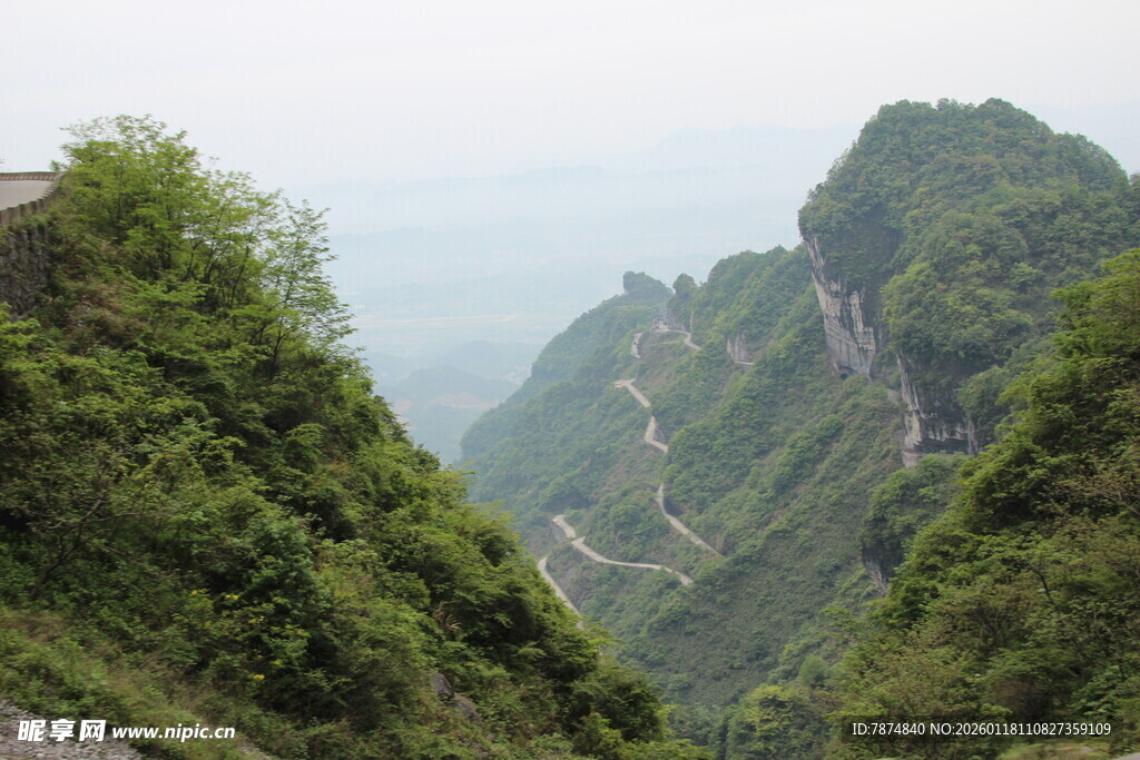 蜿蜒山路穿梭于翠绿山峦