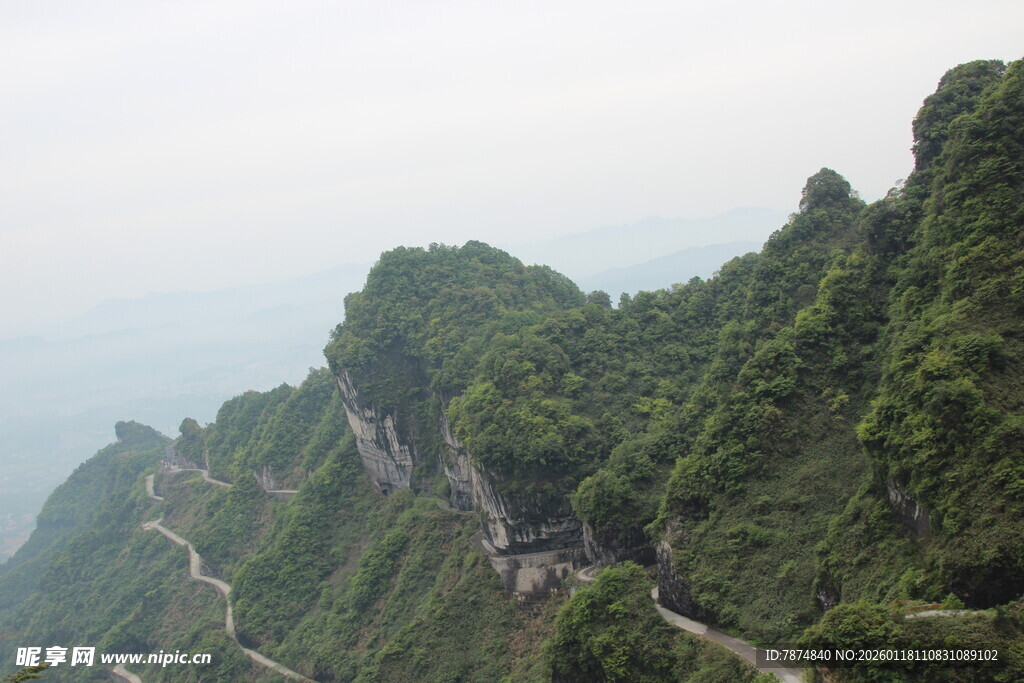 险峻山峦间蜿蜒公路奇观