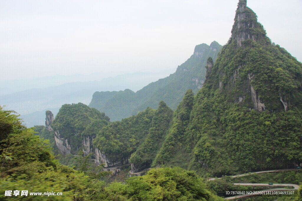 秀丽山峦绿意盎然的景致
