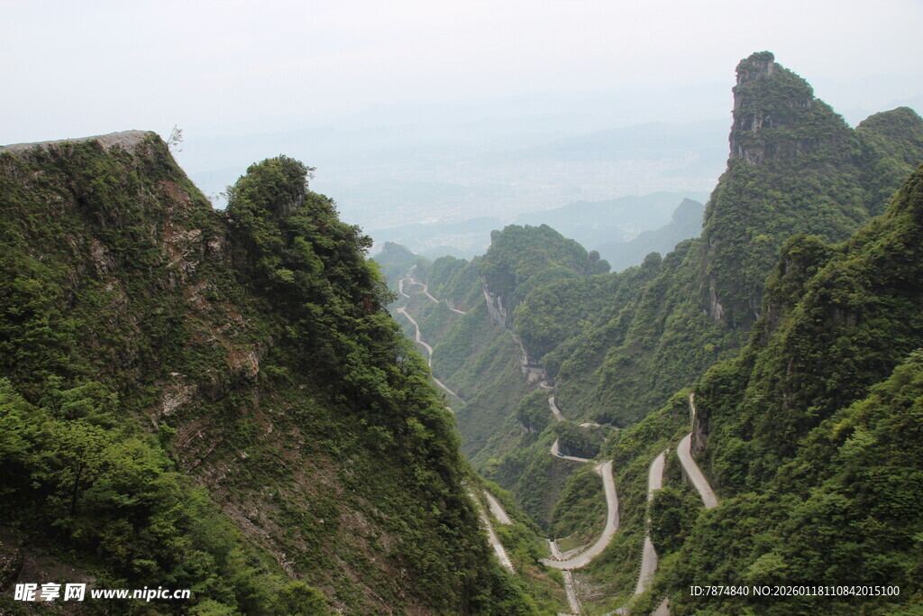 山间蜿蜒公路 绿意盎然