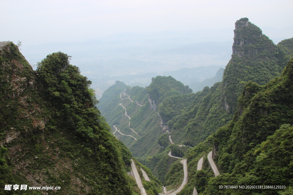 蜿蜒山路穿梭于峻岭之间