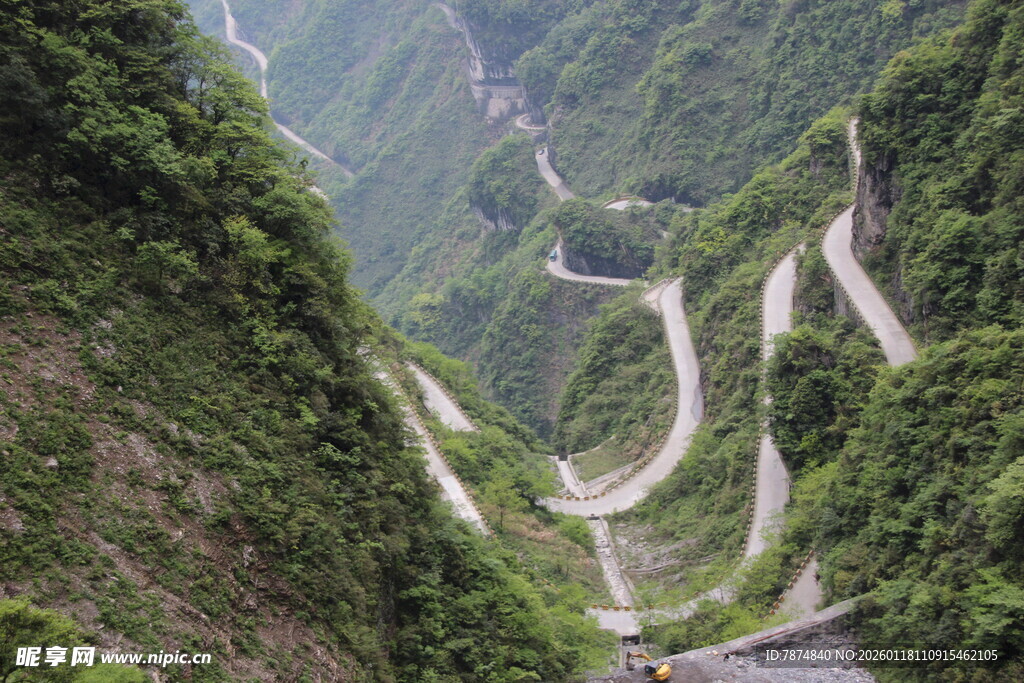 山间蜿蜒盘旋的险峻公路