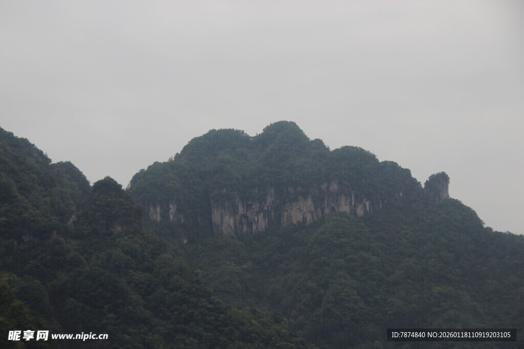 山峦叠翠的自然美景