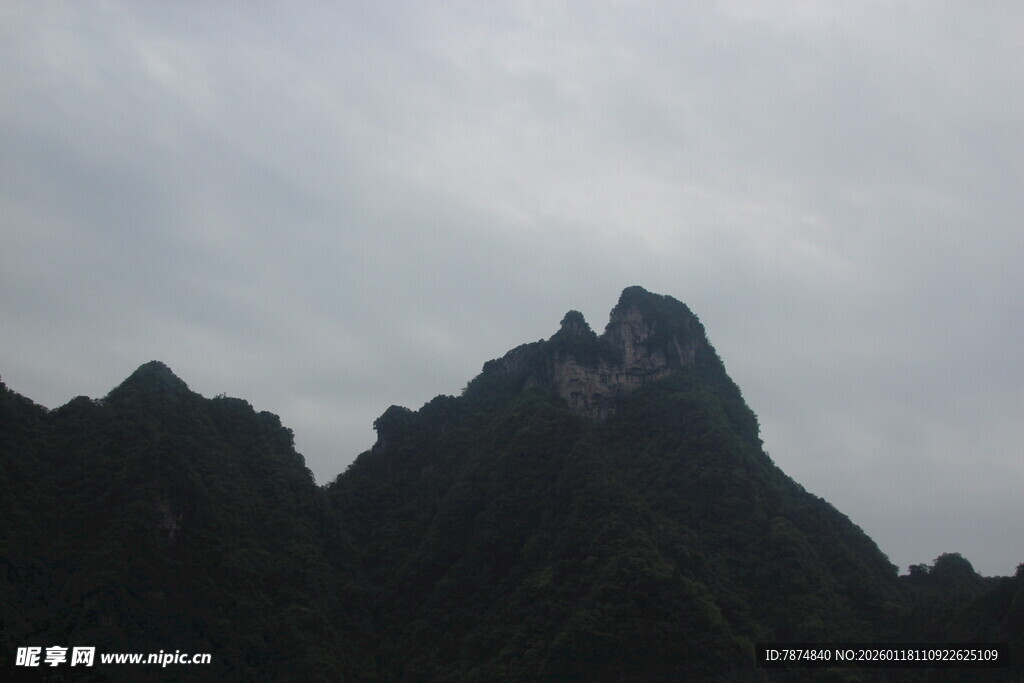 云雾缭绕的巍峨山峰