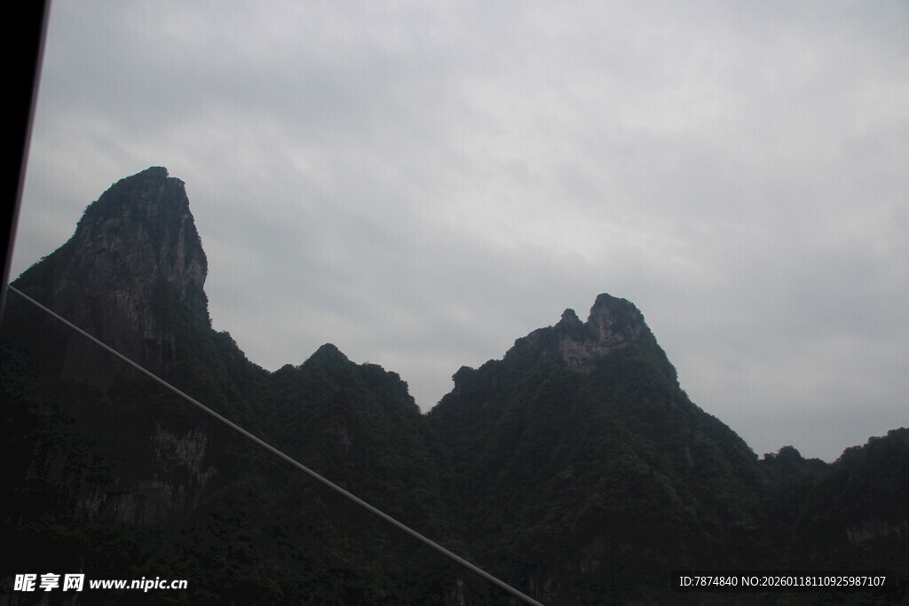 云雾缭绕的巍峨山峰