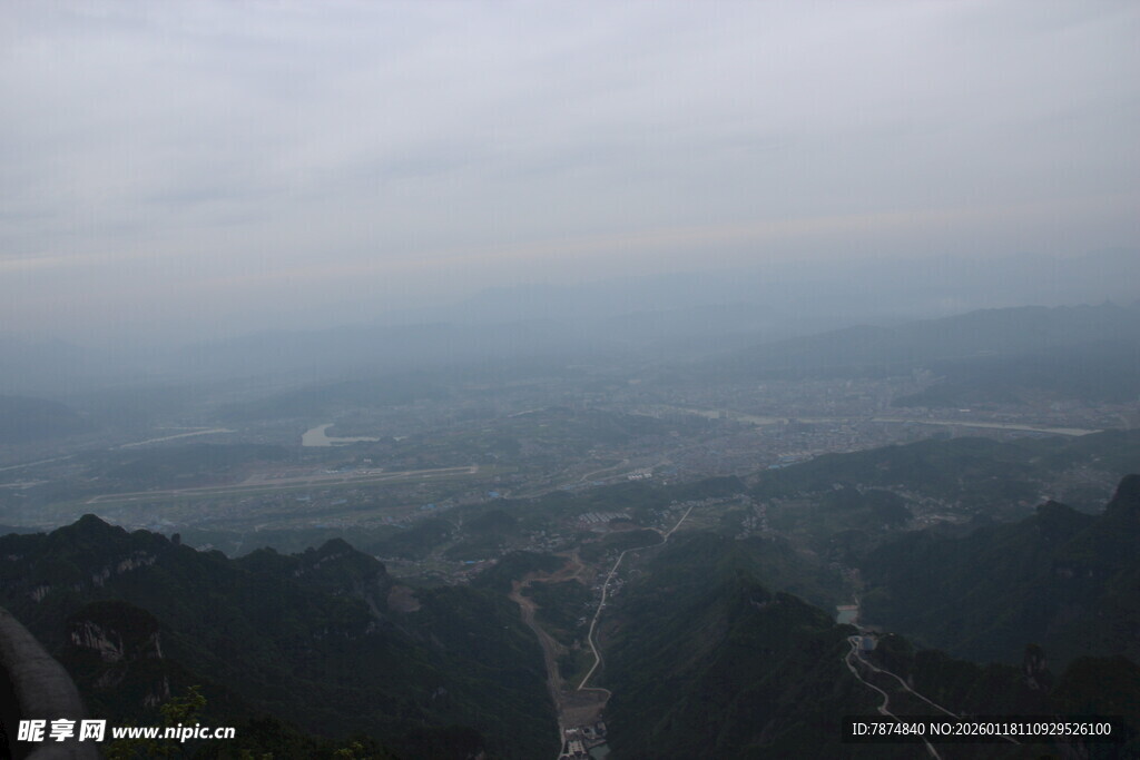 山间云雾缭绕的蜿蜒道路