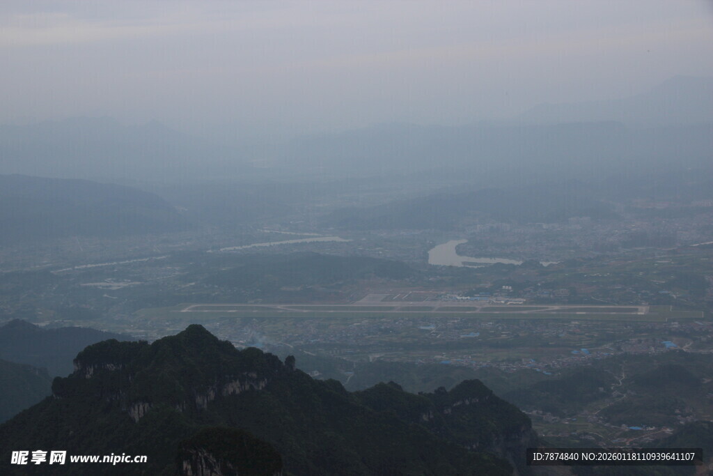 山峦间的朦胧远景