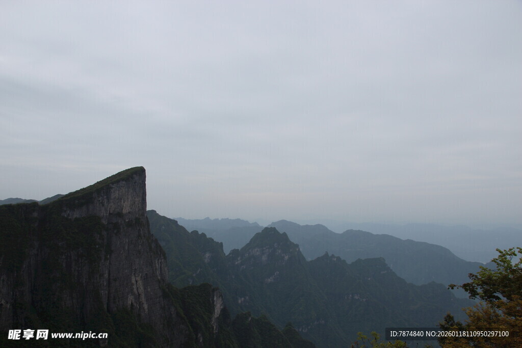 巍峨山峰云雾间美景