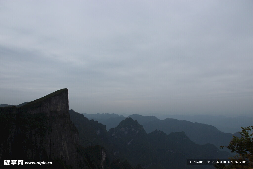 山峦云雾中的峻峭山峰