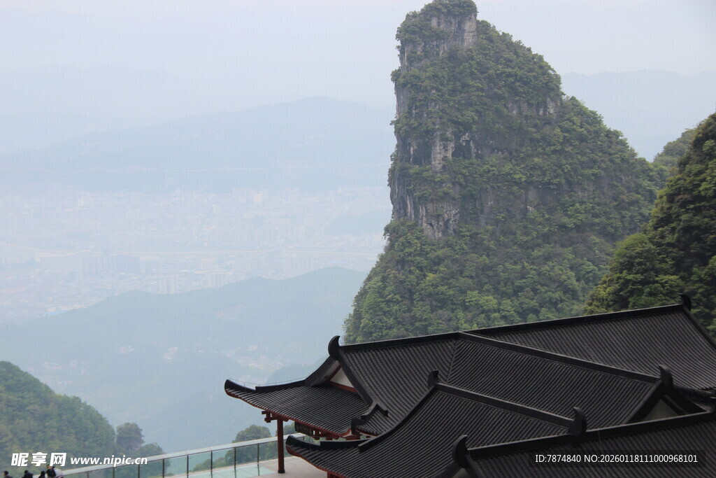 山间古建与奇峰相映成趣
