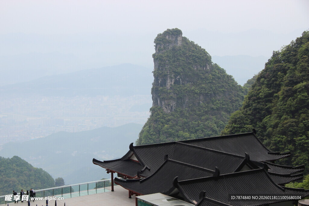 山间古建与奇峰相映成趣