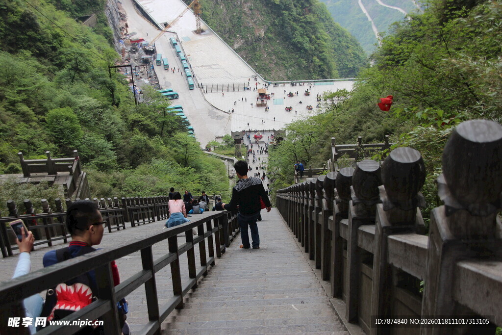 山间栈道上的游客漫步景象