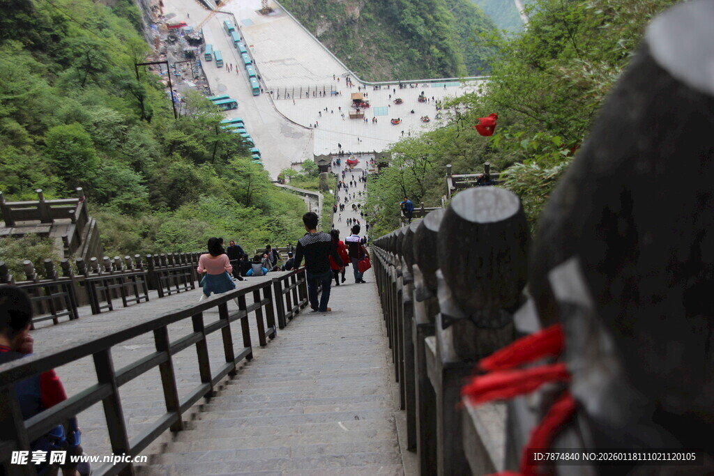 山间栈道游人漫步赏景