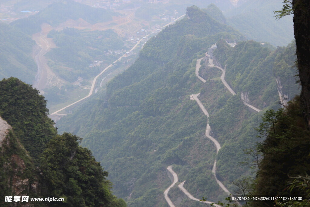 山间蜿蜒公路美景