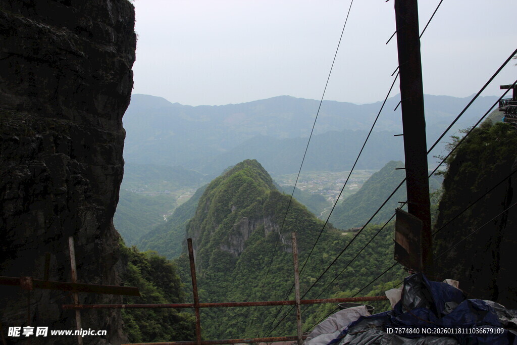 山间景致 远处山峦与电线