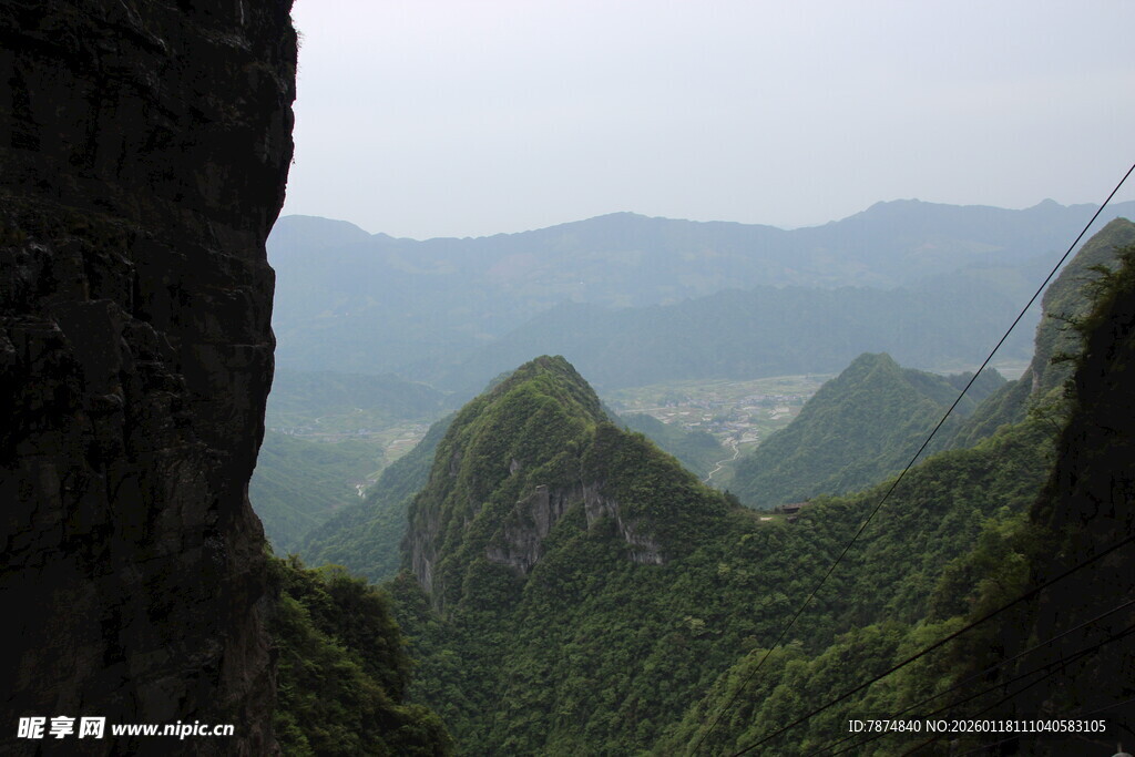 山间美景 远眺葱郁峰峦