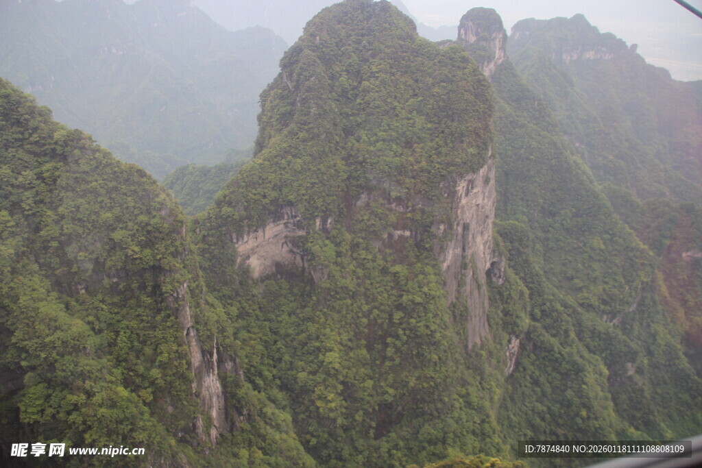 云雾缭绕的险峻山峰