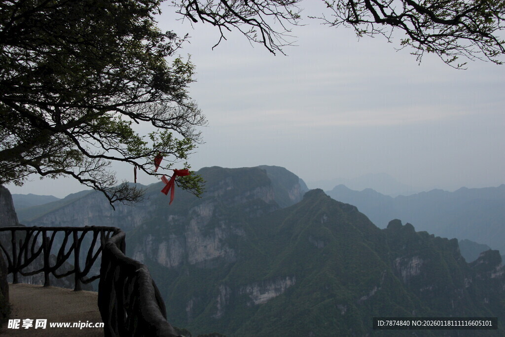 山间栈道赏壮丽山峦景色