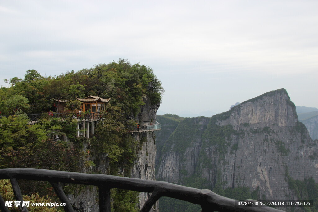 悬崖观景台俯瞰壮丽山景