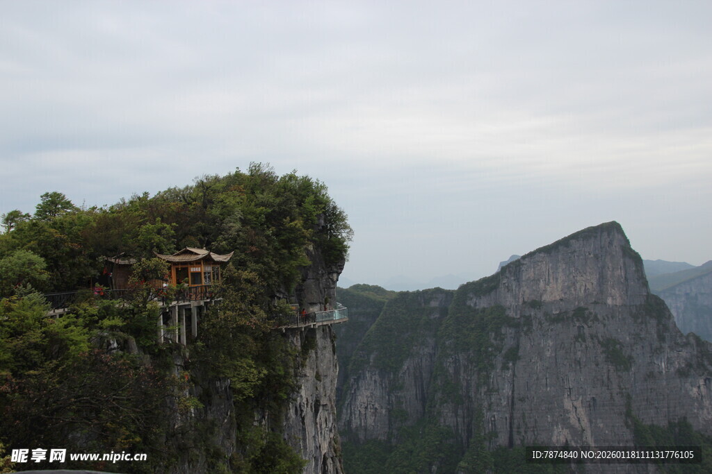 悬崖边的观景建筑