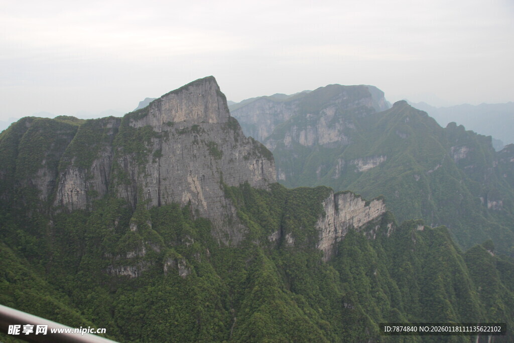 壮丽山景 绿意盎然的峰峦