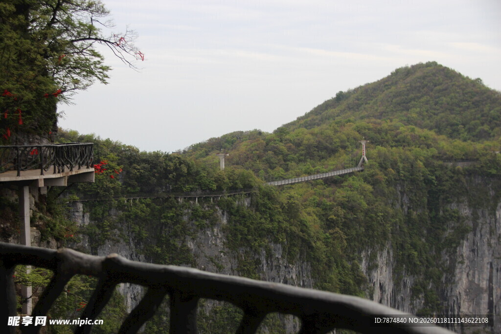 悬崖栈道旁的壮美山景