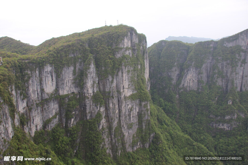 险峻奇峰 绿意萦绕的峭壁