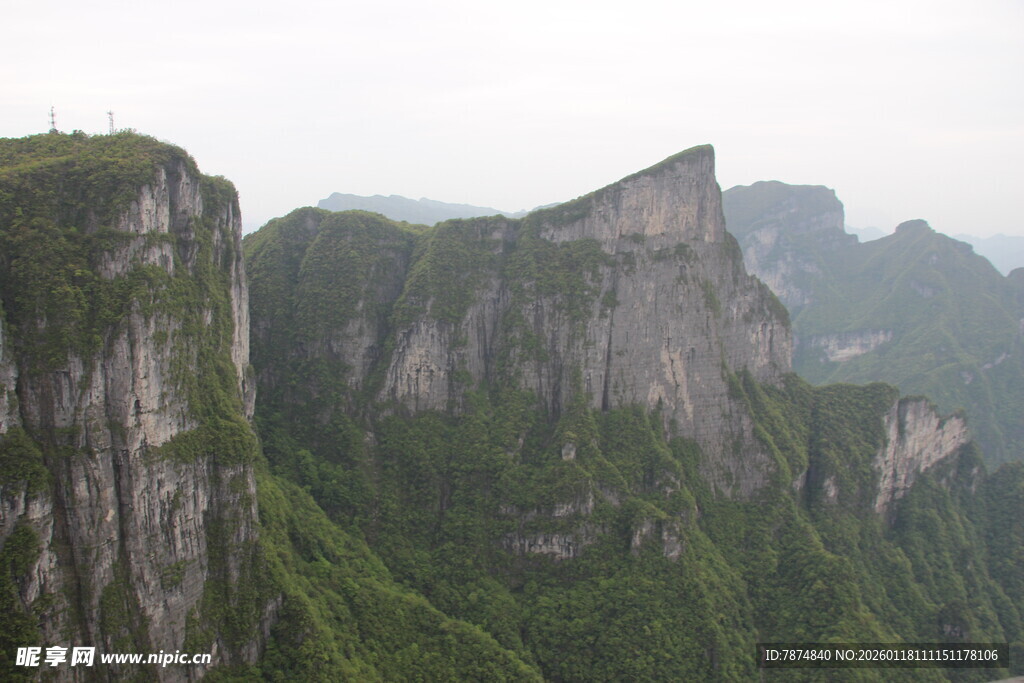 壮丽山峰与葱郁植被景观