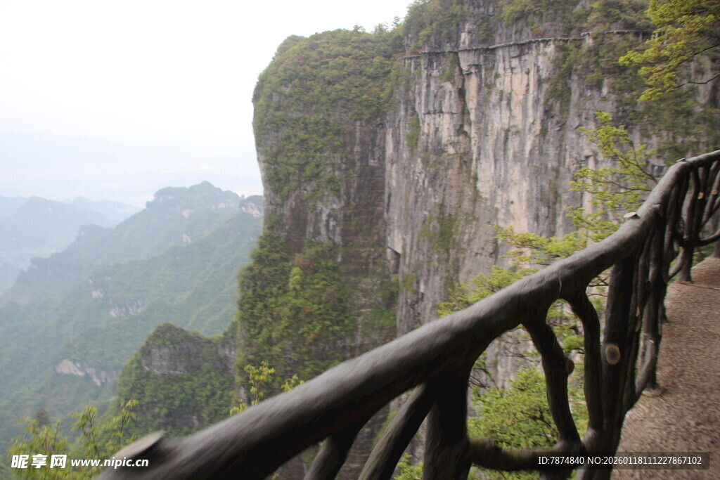 山间栈道旁的壮丽悬崖景观